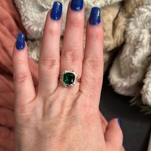 Elegant Green Gemstone Ring - bomb party size 8